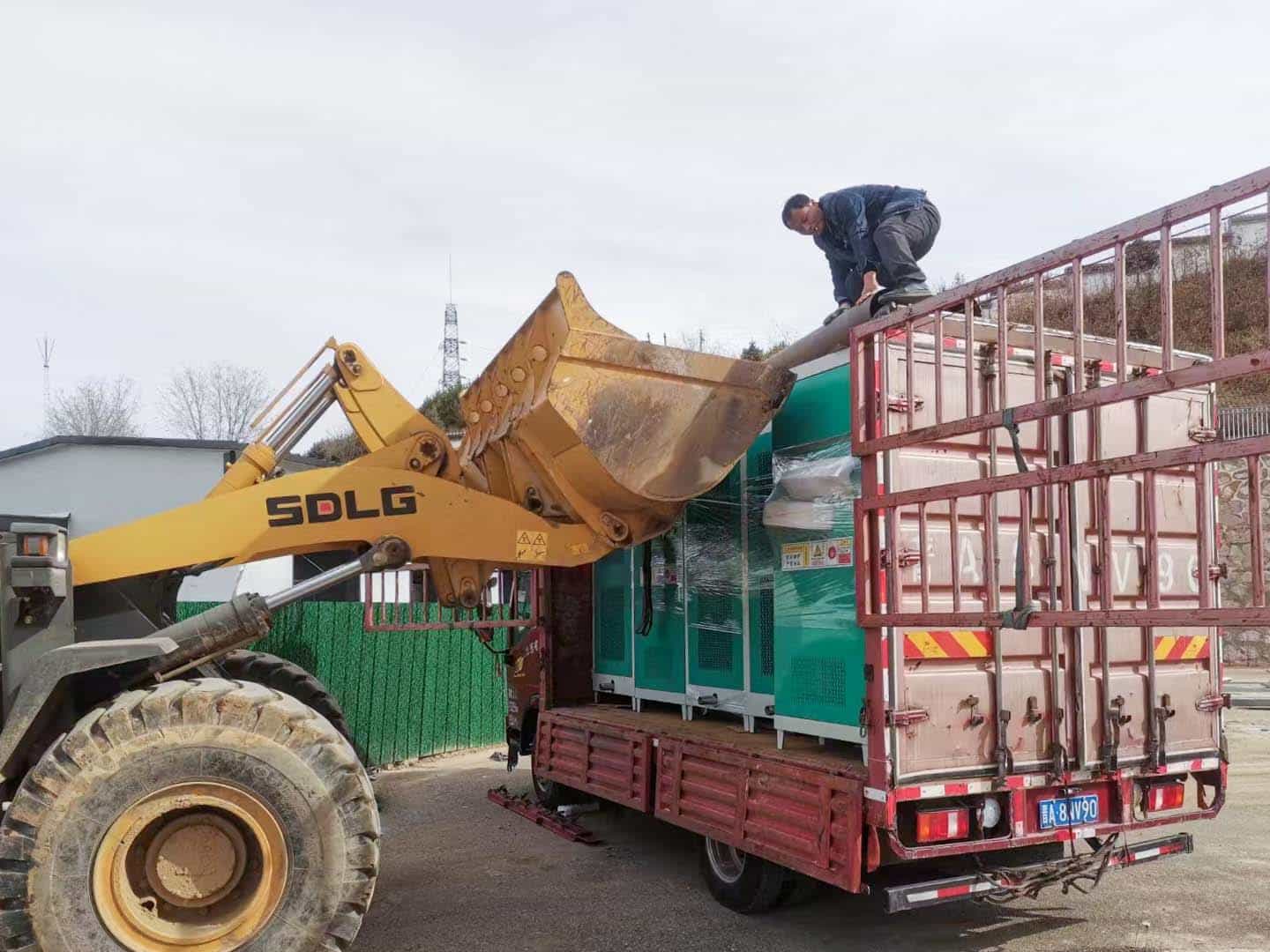 晉中釜源節(jié)能科技有限公司生產(chǎn)變頻電磁鍋爐卸貨現(xiàn)場(chǎng)